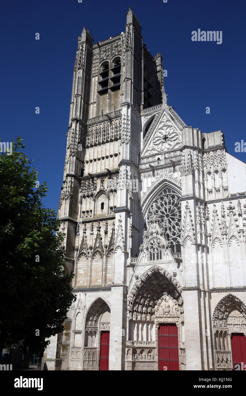 Der Kathedrale von Auxerre, dem heiligen Stephan geweiht. Die westfassade und die unvollendete Western Tower. Frankreich. Stockfoto