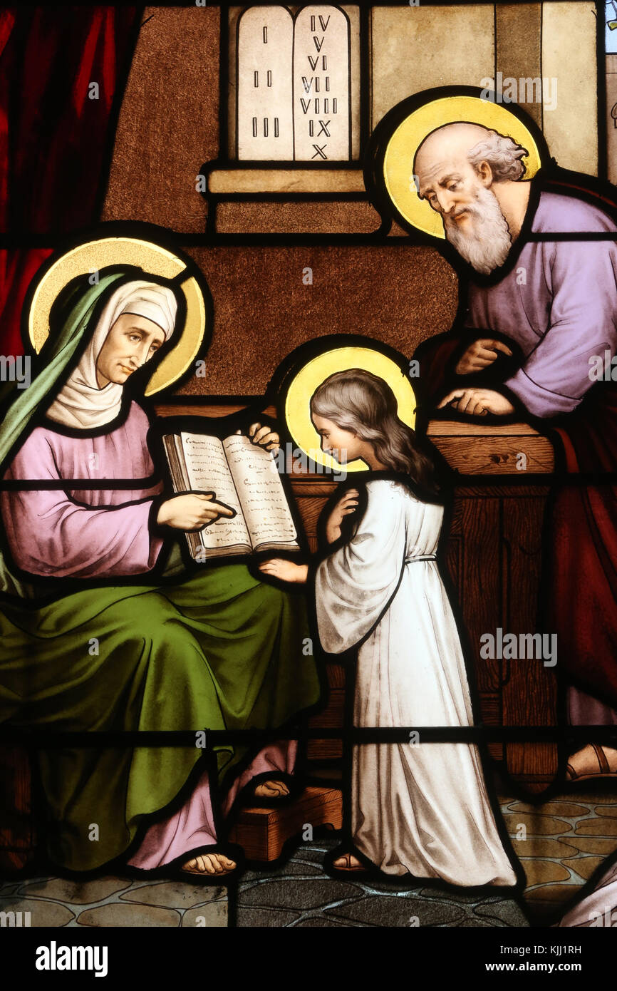 St. Martin Kirche. Glasfenster. Saint Anne lehre Jungfrau Maria zu lesen. Avallon. Frankreich. Stockfoto