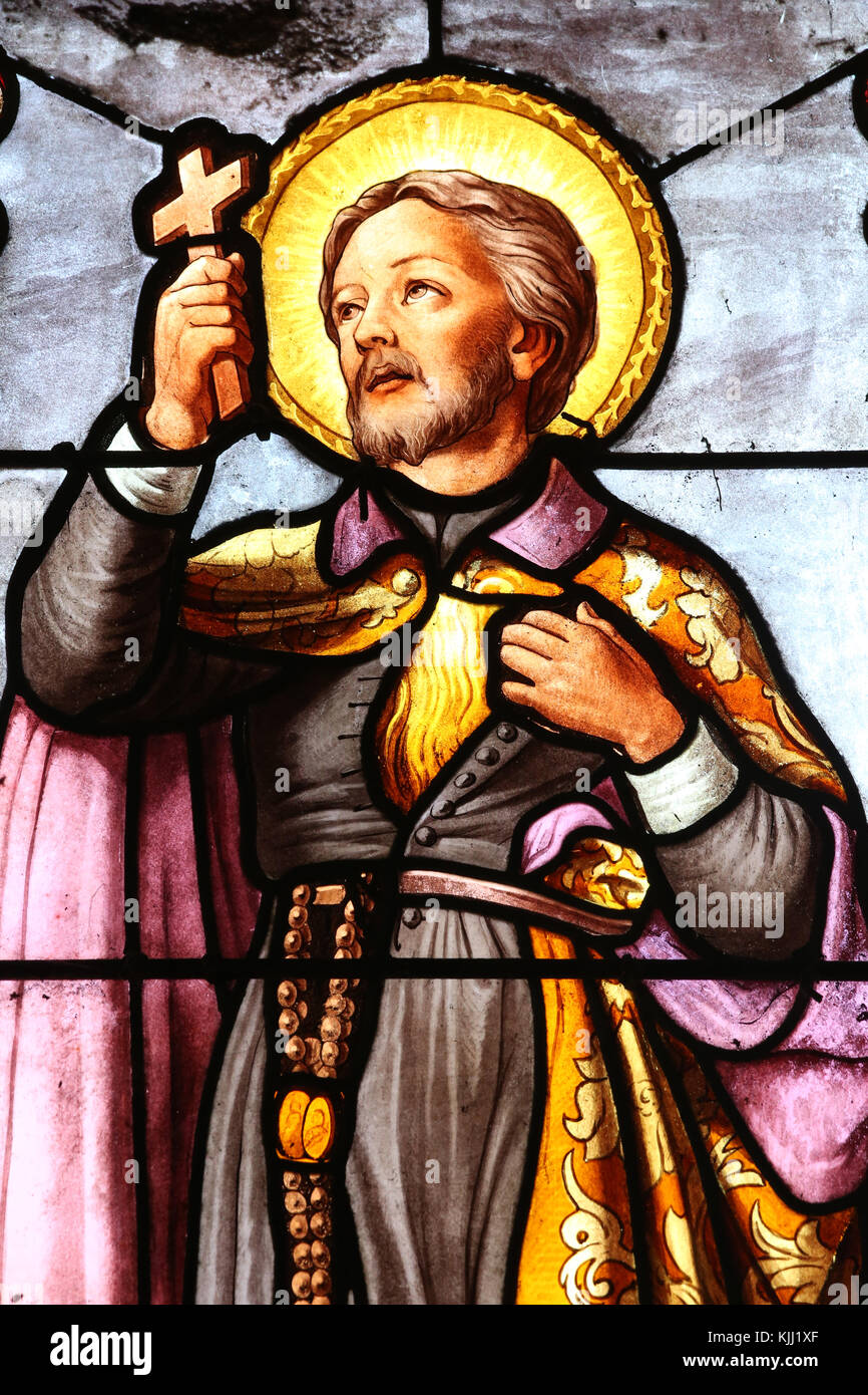 Saint Fargeau Kirche. Glasfenster. Römisch-katholische Missionare des heiligen Franz Xaver. Frankreich. Stockfoto