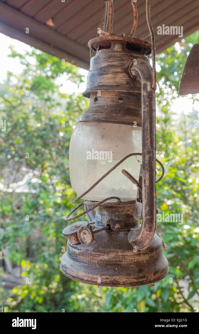 Antike Petroleumlampe, klassische Öllampen auf einem Baum in einem Garten  im Freien aufgehängt Stockfotografie - Alamy