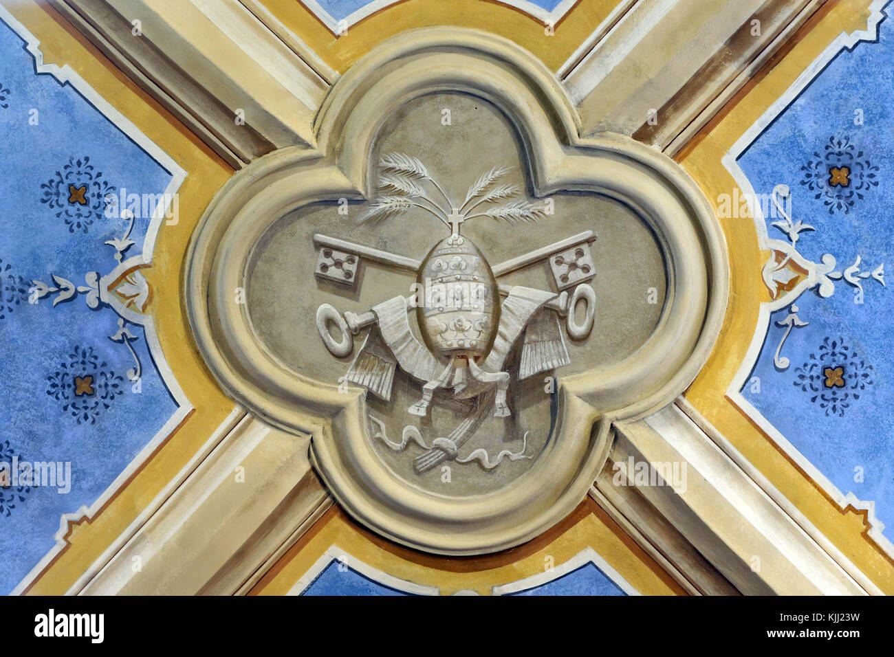 Les Plagnes barocke Kapelle. Wappen des Heiligen Stuhls und der Vatikan: zwei Schlüssel und thetiara. Frankreich. Stockfoto
