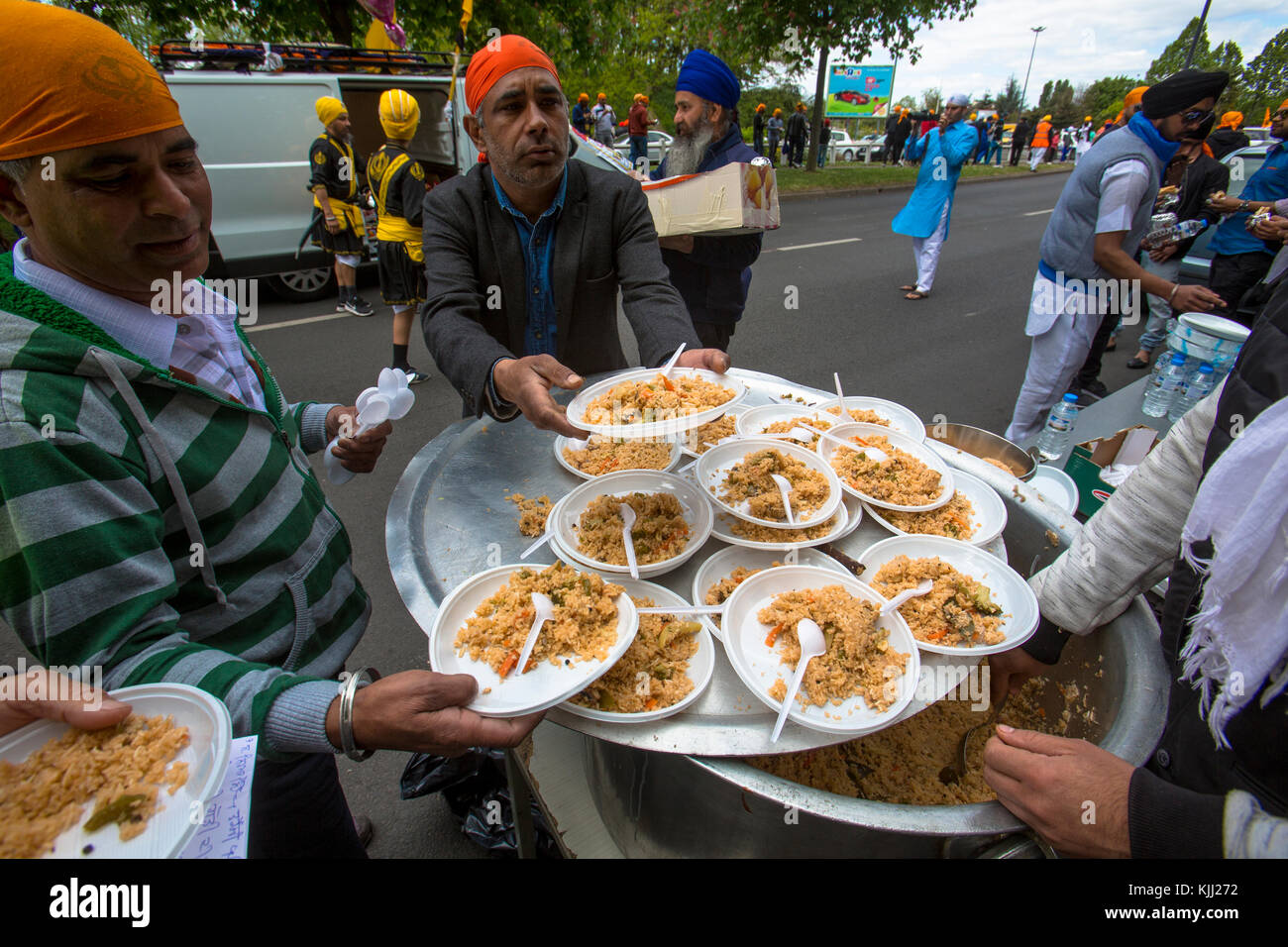 Sikhs feiern Vaisakhi Festival in Pantin, Frankreich. Kostenlose Verteilung von Nahrungsmitteln. Stockfoto