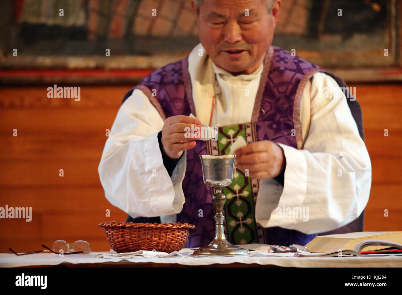 Katholische Messe durch Fr En Joong Kim gefeiert. Frankreich. Stockfoto