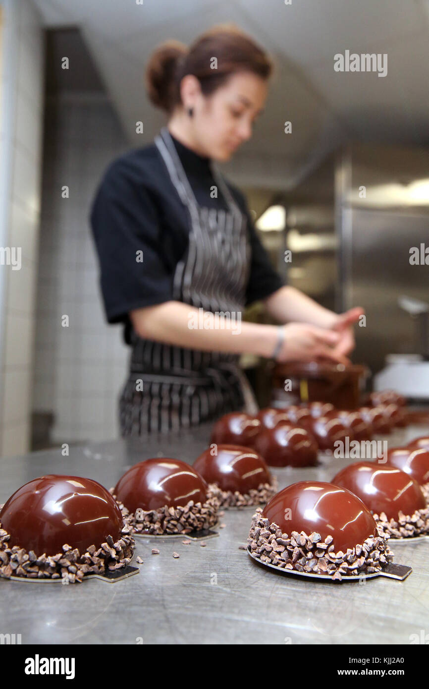 Bäckerei.  Schokoladen-Kuchen Dessert in der Küche vorbereitet.  Frankreich. Stockfoto