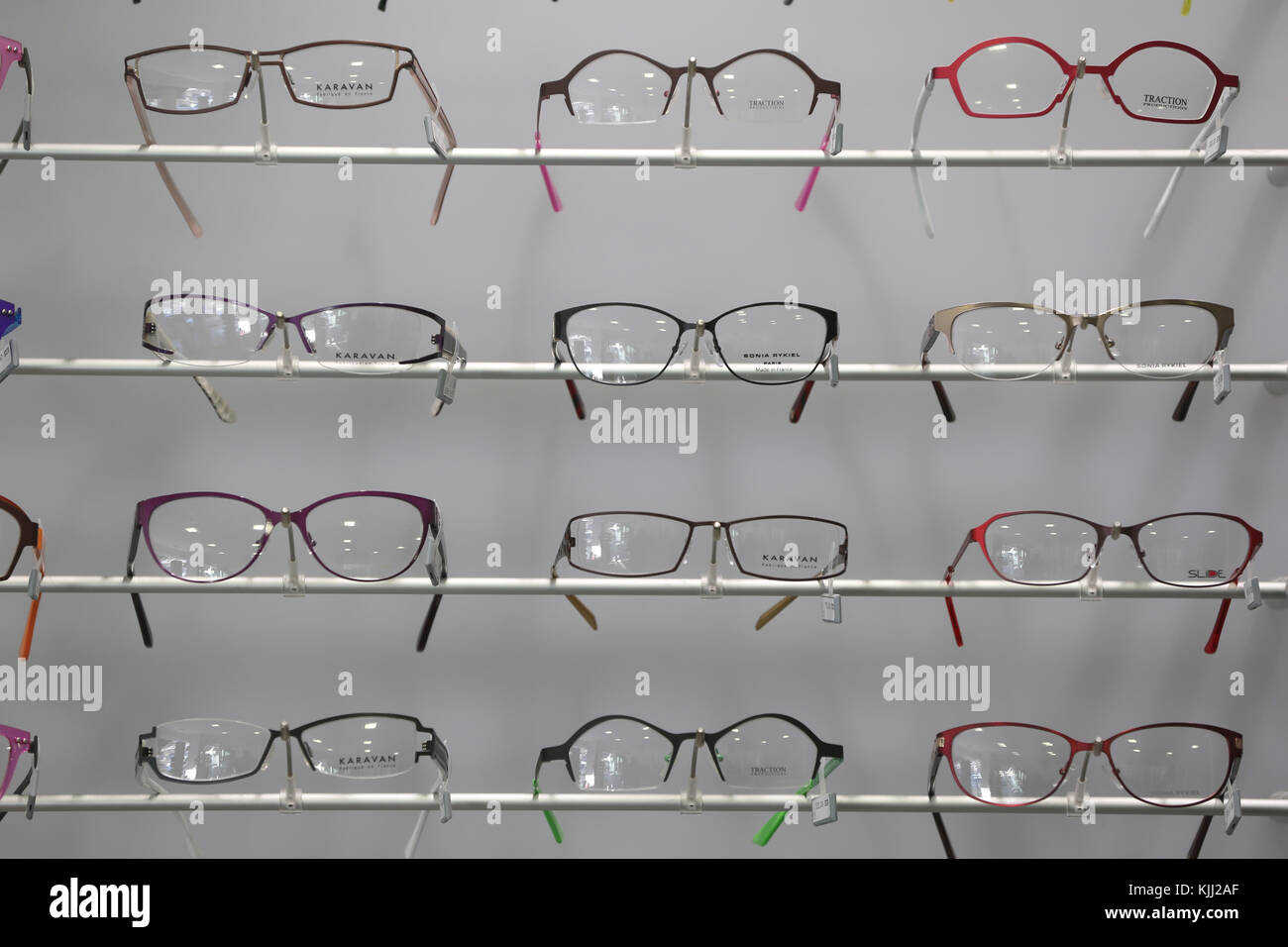 Sortiment von Gläsern in einem Optiker Shop. Frankreich. Stockfoto