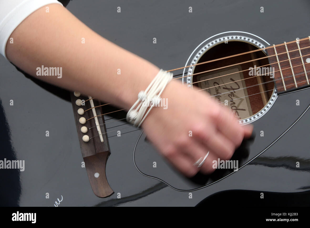 Junge Frau Gitarre zu spielen. Close-up. Frankreich. Stockfoto