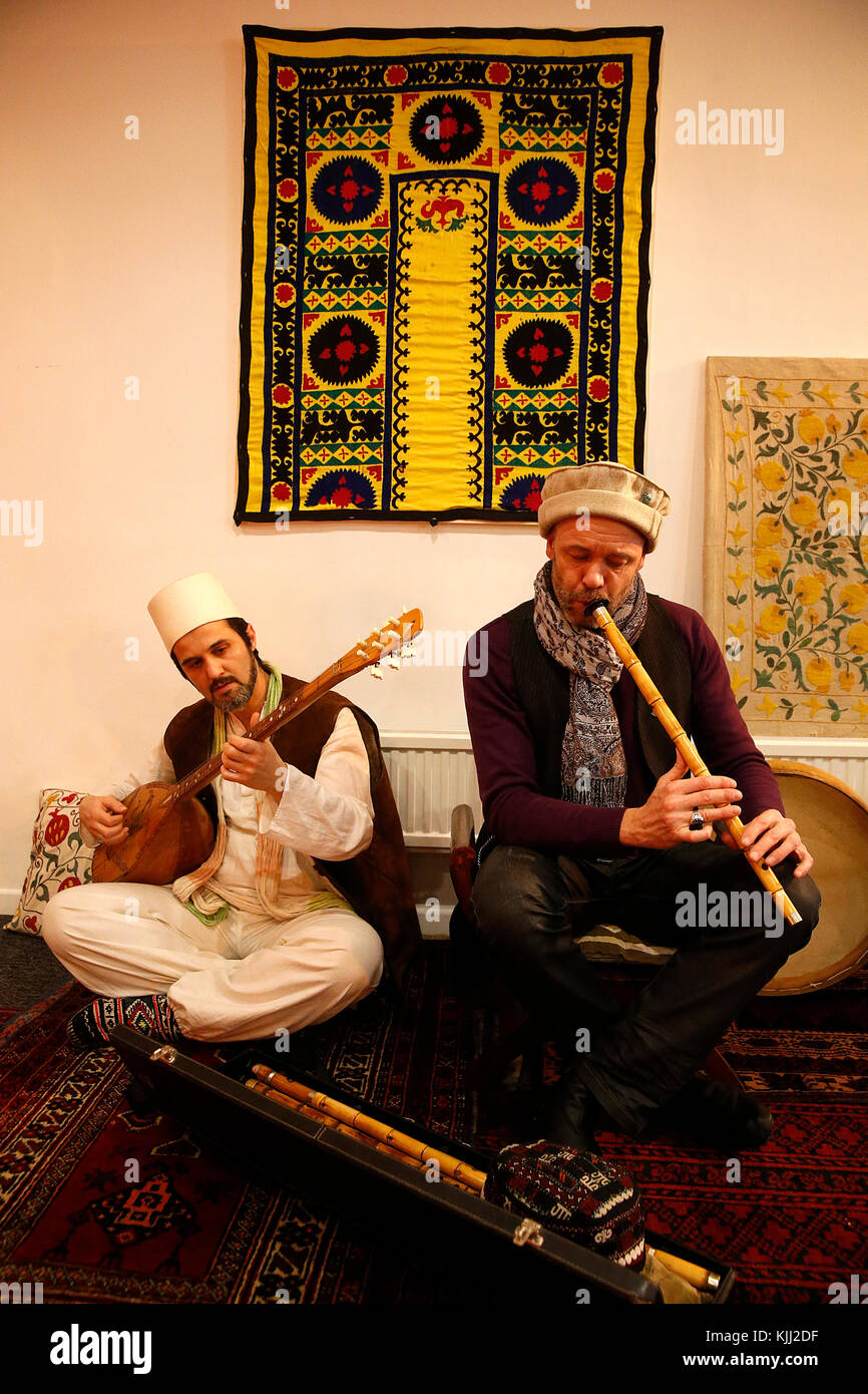 Sufi Musiker spielen in La Maison Soufie, Frankreich. Stockfoto