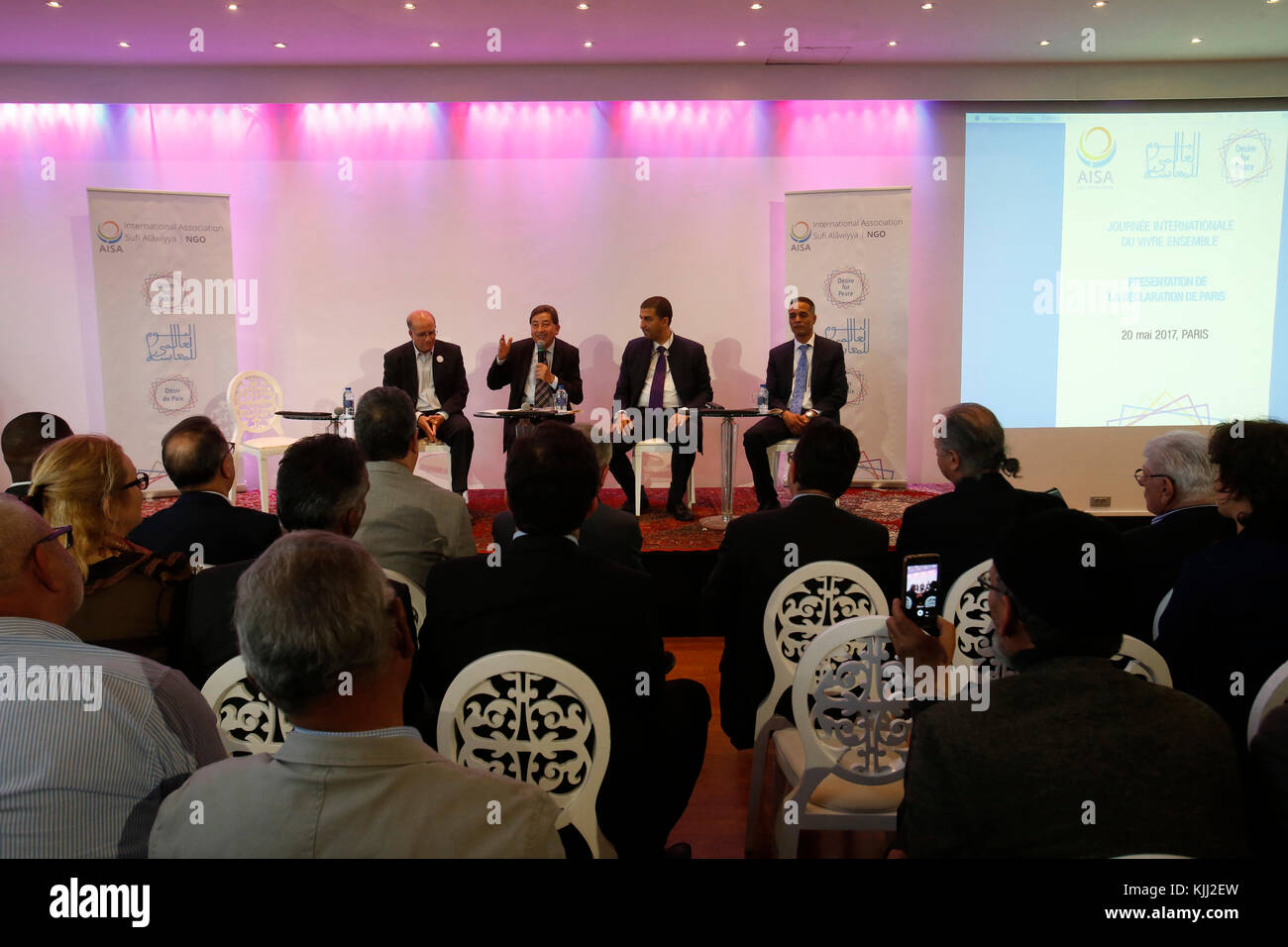Sufi Scheich Khaled Bentounes Präsentation der Paris Erklärung zum Internationalen Tag des Zusammenlebens. Paris. Frankreich. Stockfoto Sufi Scheich Khaled Bentounes Präsentation der Paris Erklärung zum Internationalen Tag des Zusammenlebens. Paris. Frankreich. Stockfoto