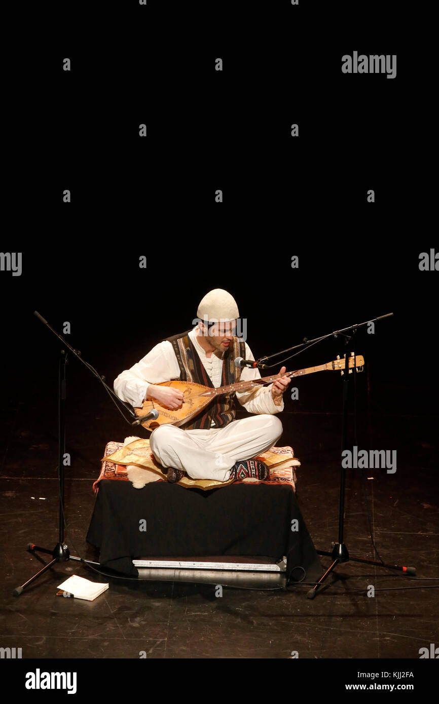 Albanische Sufi-Musiker Enris Qinami der Sharki auf der Bühne spielen. Frankreich. Stockfoto