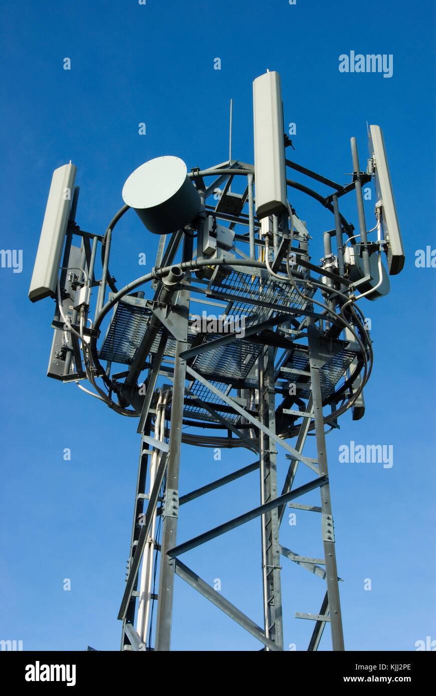Antennenmasten gegen den blauen Himmel Stockfoto
