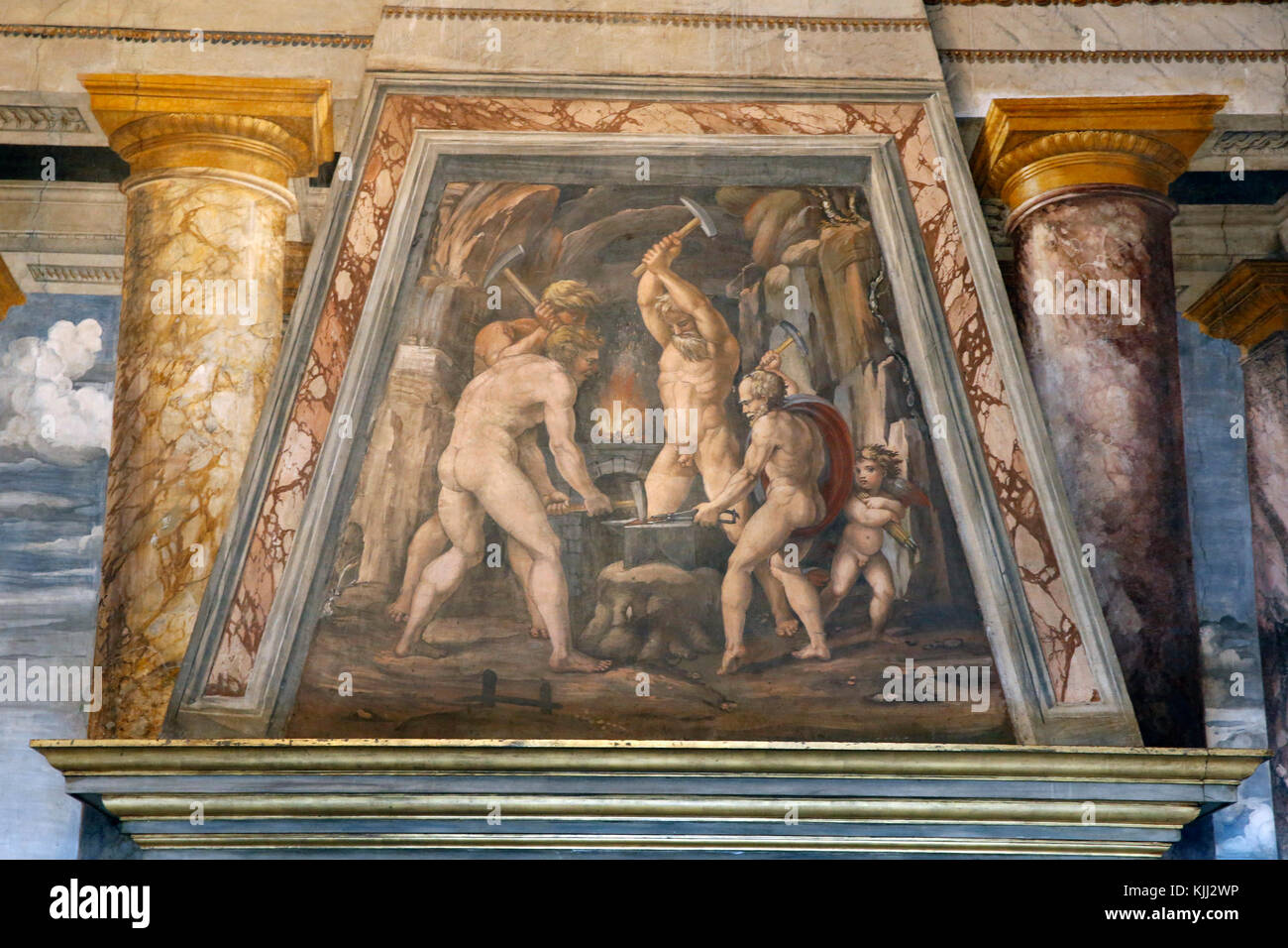 Villa Farnesina in Rom. Die Perspektiven der Halle. Freco über dem Kamin: Schmiede von Vulcan. Italien. Stockfoto
