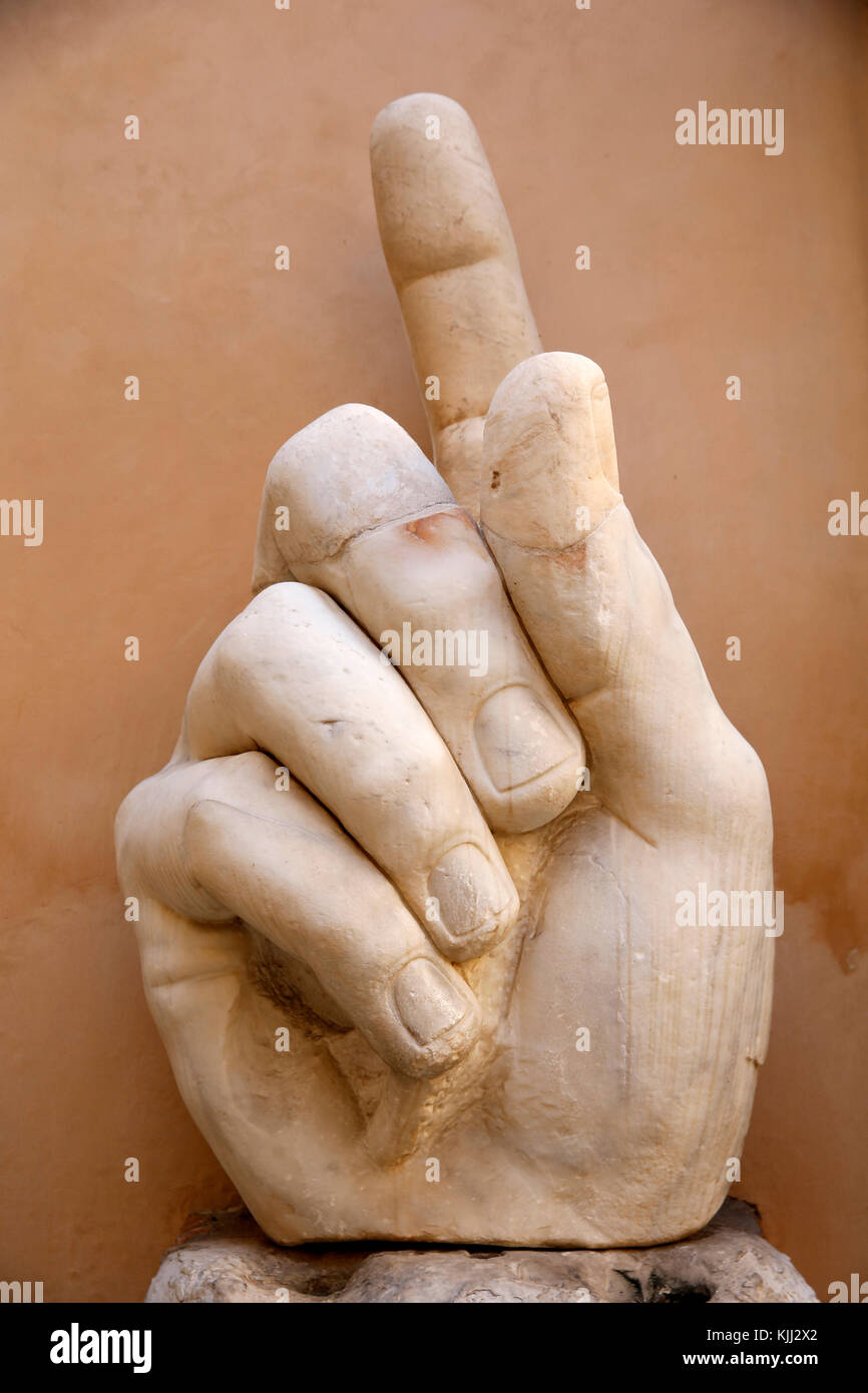 Die Kapitolischen Museen, Rom. Innenhof. Kolossale Statue von Konstantin: rechte Hand Skulptur 313-324 AD Marmor Italien. Stockfoto