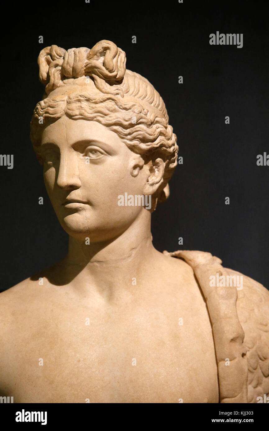 Die Kapitolischen Museen, Rom. Statue eines Genius mit Füllhorn, Genius des Kaisers Domitian. Marmor von Thassos, 1130. Italien. Stockfoto