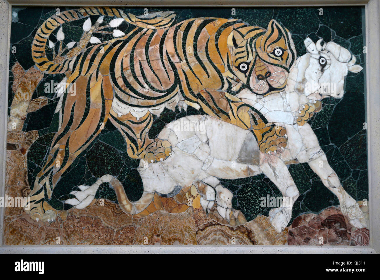 Die Kapitolischen Museen, Rom. Panel in Opus sectile mit Tiger angreifen ein Kalb. Mosaik/Intarsien. Erste Hälfte des 4. nachchristlichen Jahrhundert. Farbigen Kugeln Italien. Stockfoto