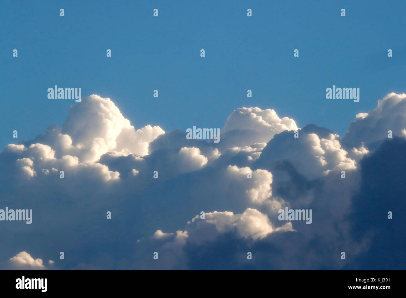 Dramatische Wolken im Himmel bei Sonnenuntergang. Kenia. Stockfoto