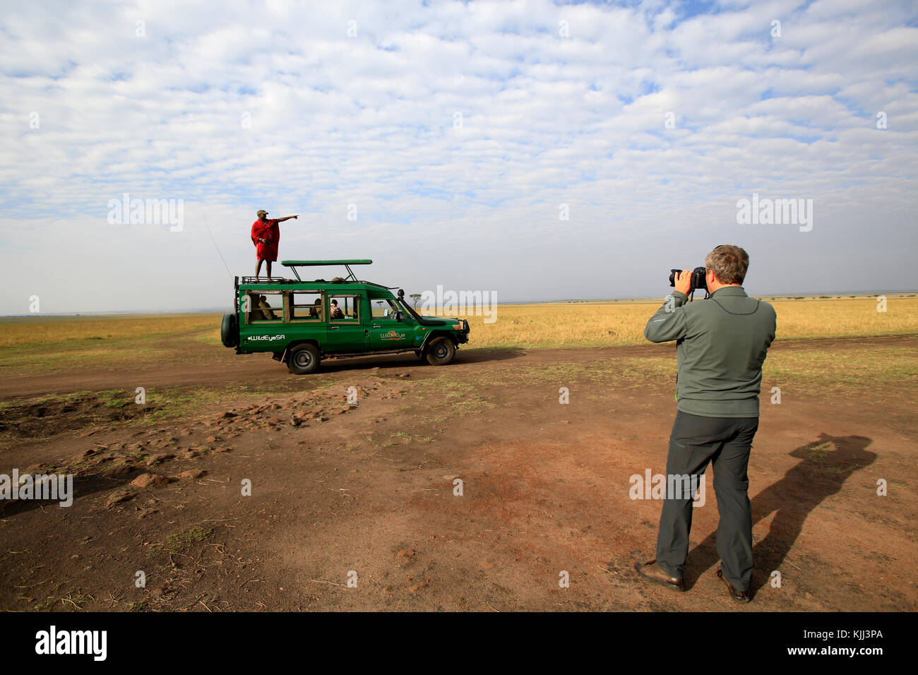 Masai Leitfaden für Spiel auf seinen Toyota Land Cruiser. Masai Mara Game Reserve. Kenia. Stockfoto