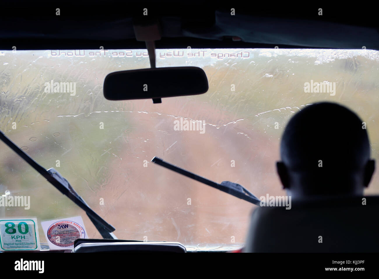 Masai Guide fahren Toyota Land Cruiser unter Regen. Masai Mara Game Reserve. Kenia. Stockfoto