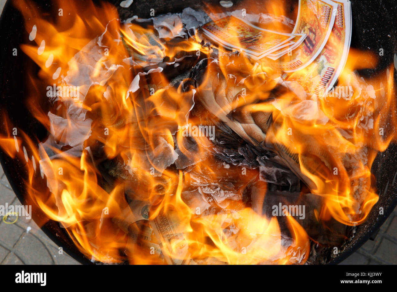 Gefälschte Noten durch Chinese-Cambodian ladenbesitzer an Vollmond Tagen verbrannt. Battambang. Kambodscha. Stockfoto