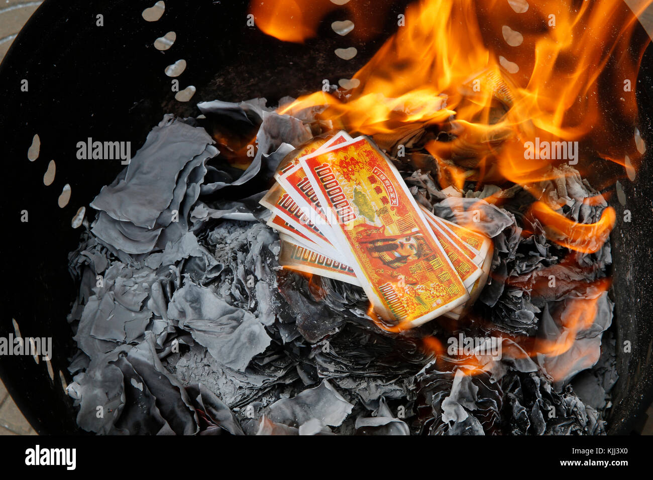 Gefälschte Noten durch Chinese-Cambodian ladenbesitzer an Vollmond Tagen verbrannt. Battambang. Kambodscha. Stockfoto