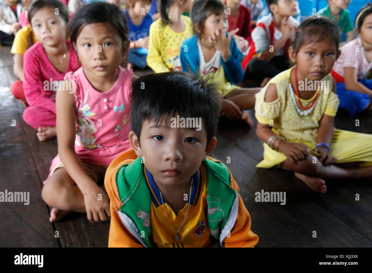 Vietnamesische katholische Kinder in Chong Khnies Kirche. Kambodscha. Stockfoto