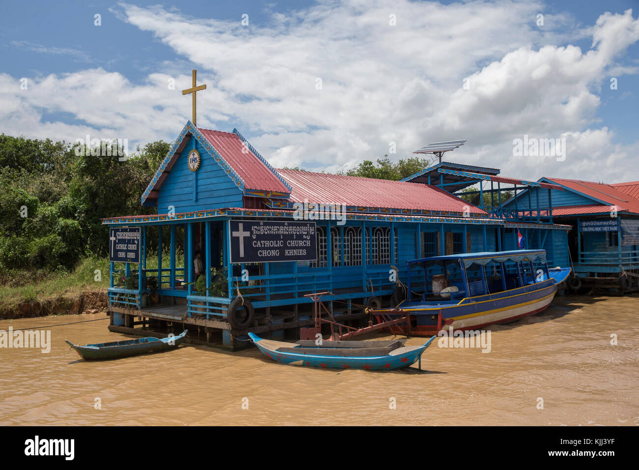 Chong Khnies floating katholische Kirche auf dem Tonle Sap See. Kambodscha. Stockfoto