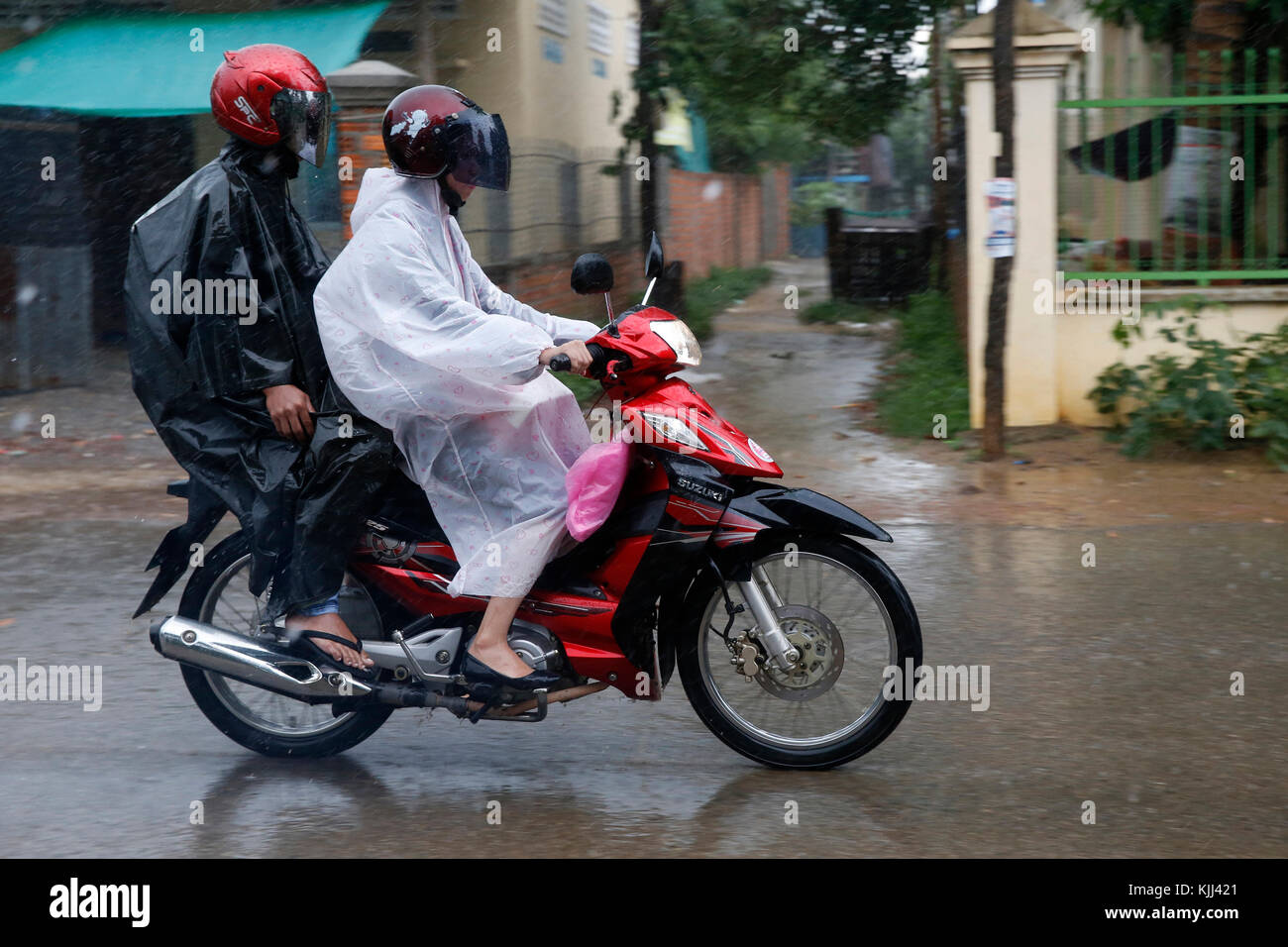 Motorradfahrer im Regen. Kambodscha. Stockfoto