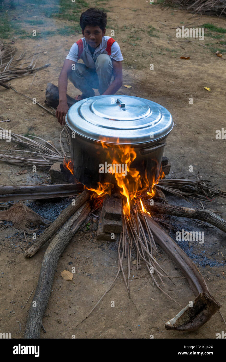 Kochen im Freien auf einem Feuer. Kambodscha. Stockfoto