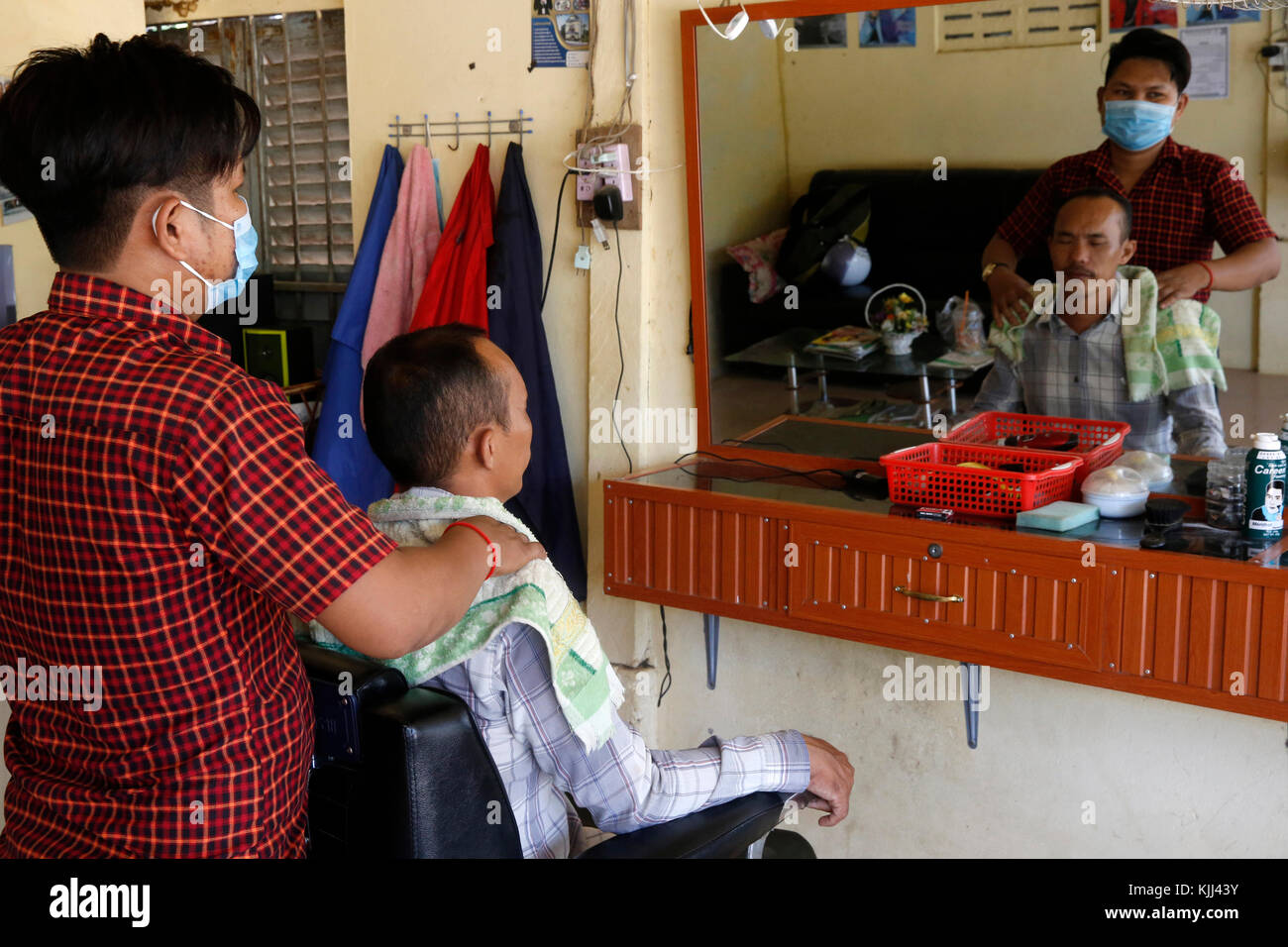 Massage in einem battambang Salon. Kambodscha. Stockfoto