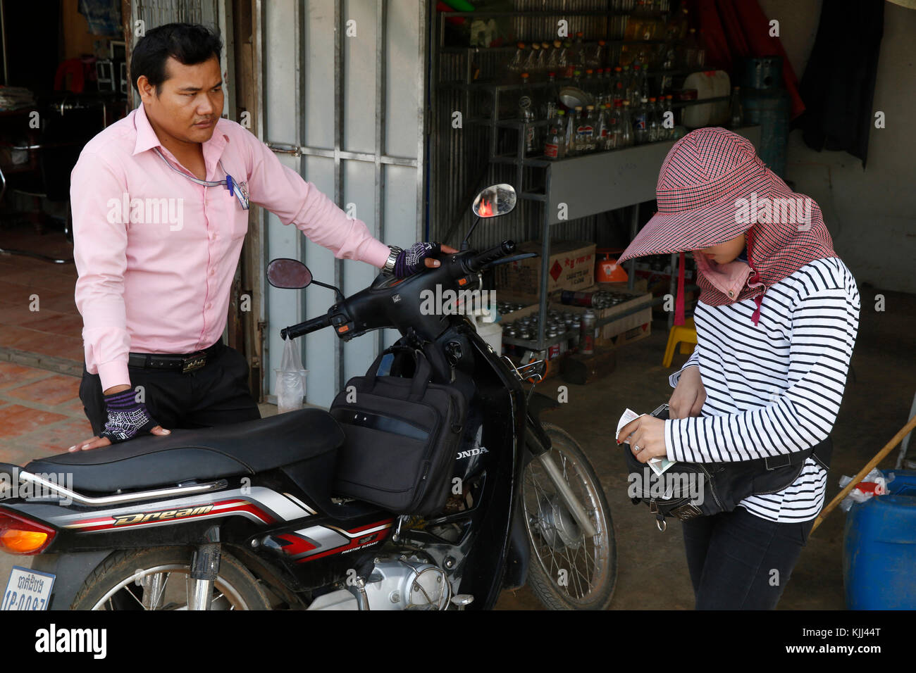 Mikrofinanzinstitution Mitarbeiter schauen in Battambang. Kambodscha. Stockfoto