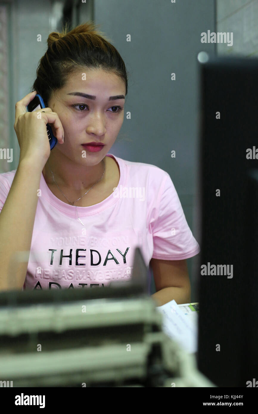 Mitarbeiter mit einem Mobiltelefon. Battambang. Kambodscha. Stockfoto