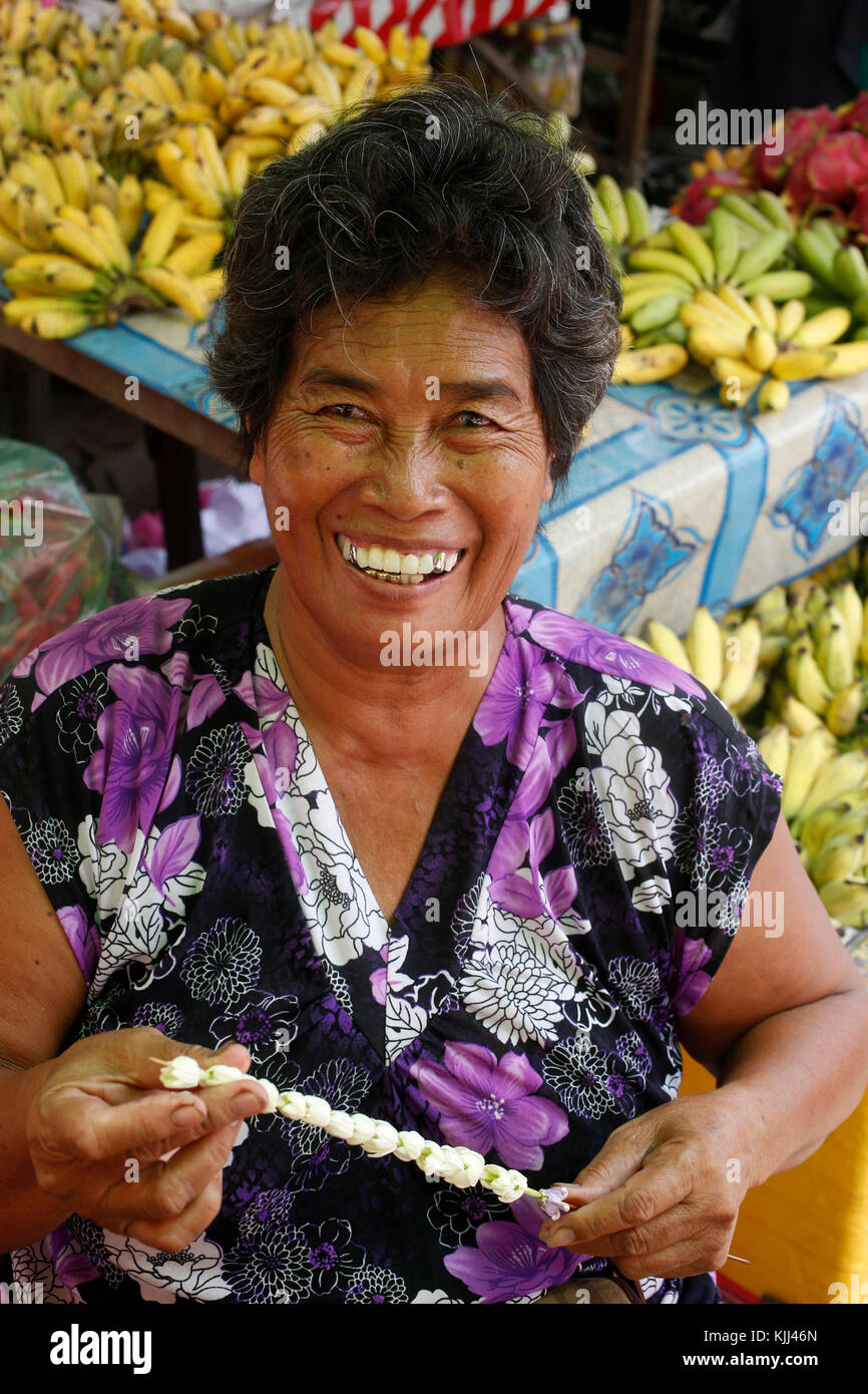 Frau, die eine Girlande zu einem battambang Markt. Kambodscha. Stockfoto