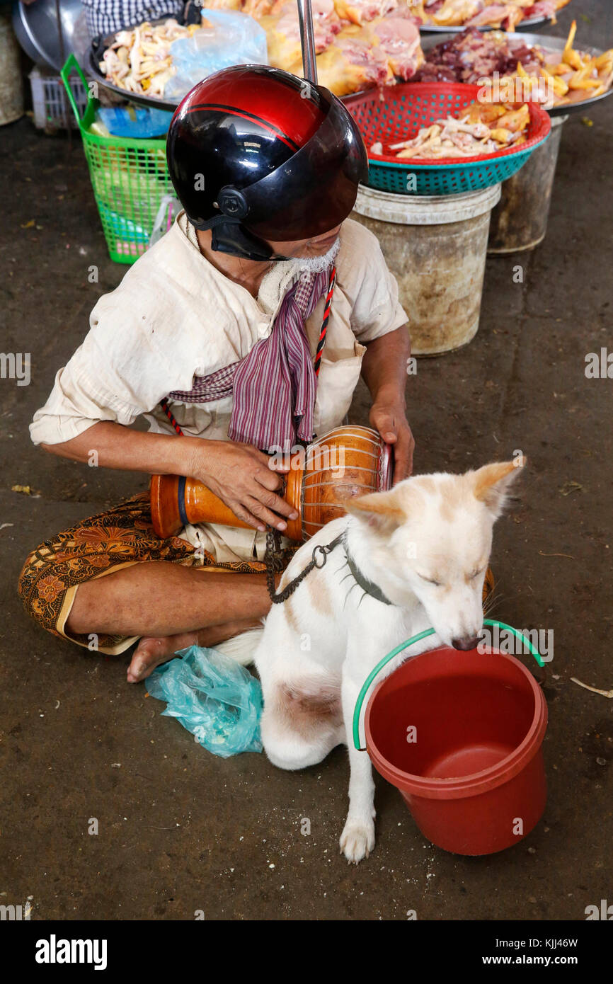 Bling Bettler zu einem battambang Markt sitzen. Kambodscha. Stockfoto