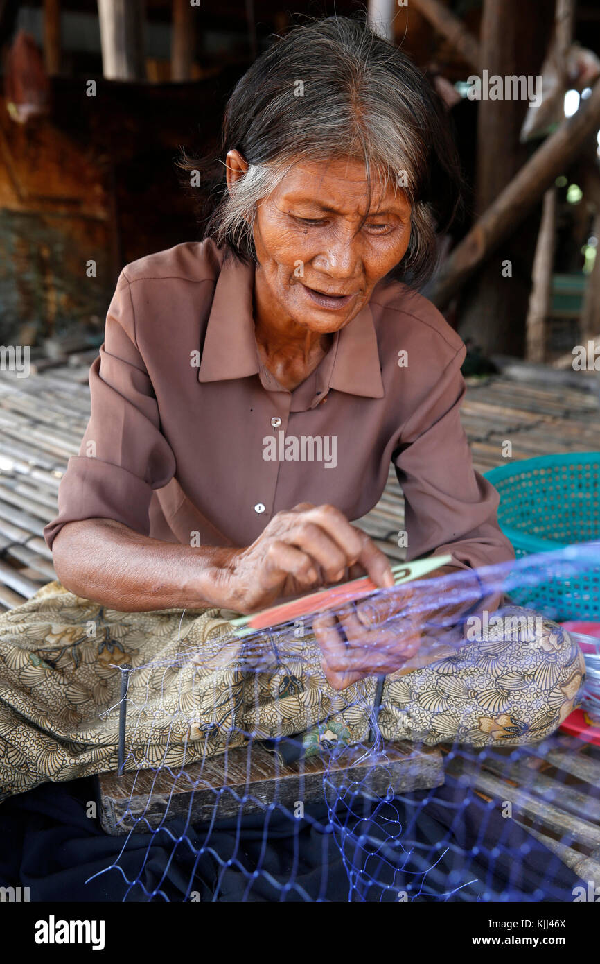 Ältere Frau ausbessern Netze in Kompong Phluk. Kambodscha. Stockfoto