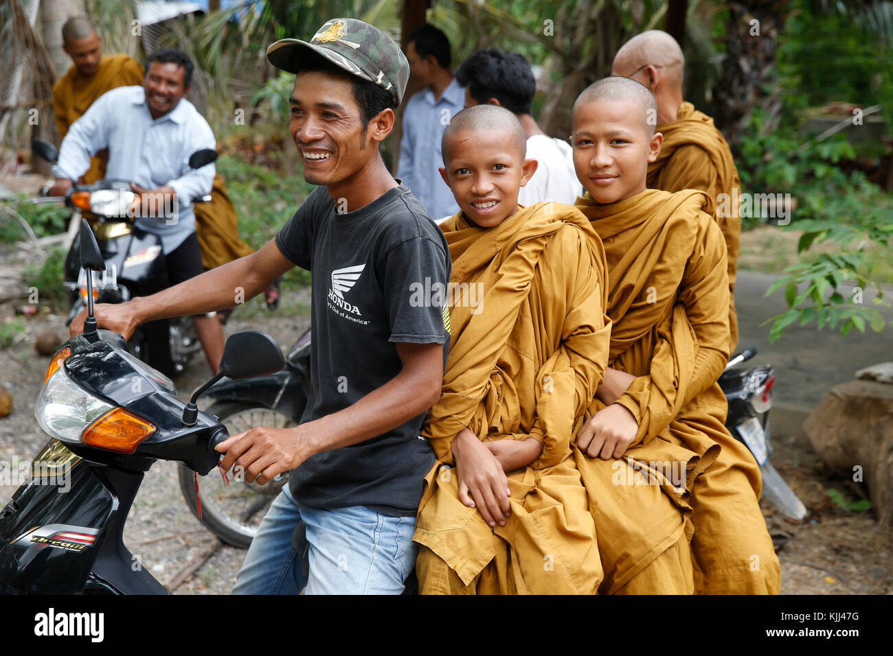 Jungen kambodschanischen Mönche auf Roller in Battambang Provinz. Kambodscha. Stockfoto