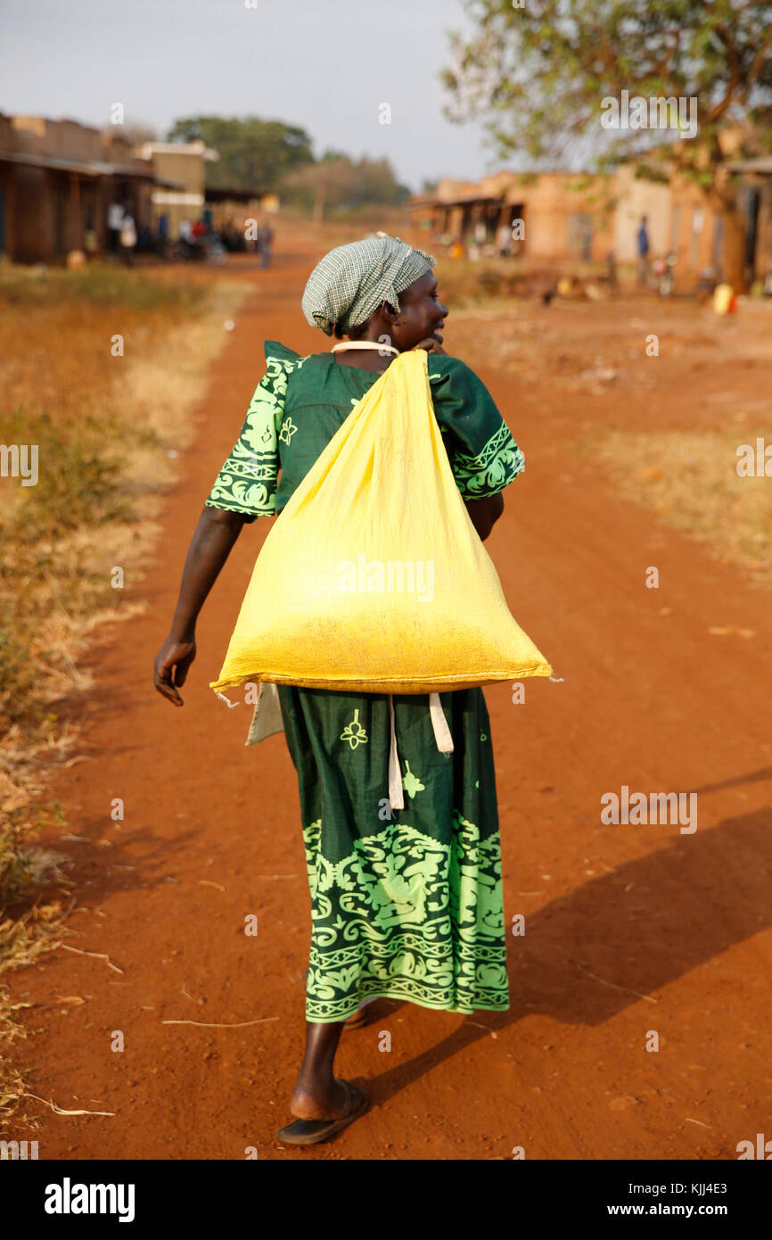 Dorfbewohner, die eine Tasche. Uganda Stockfoto