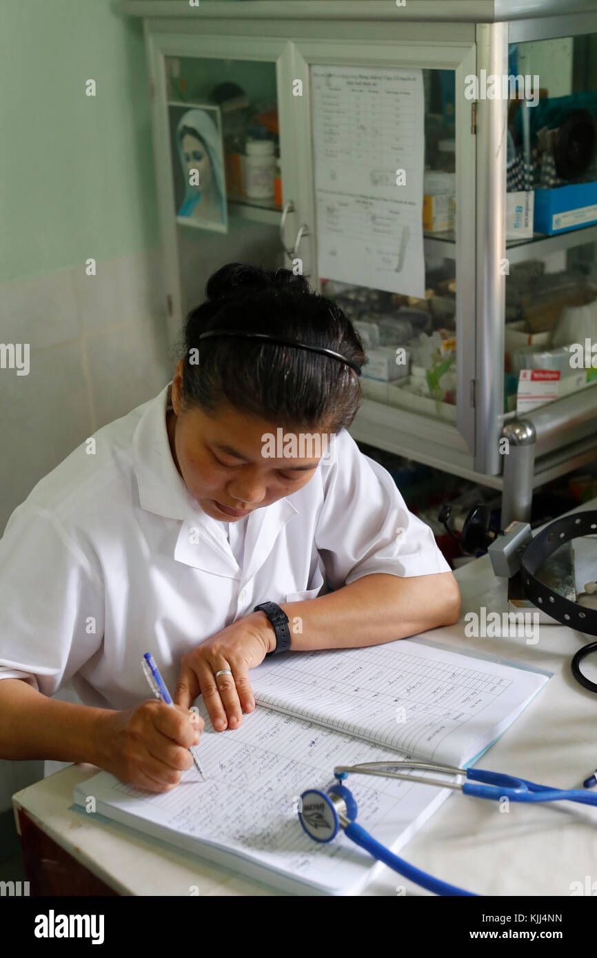 Freie Gesundheit Klinik laufen durch die Franziskaner Missionsschwestern von Maria. Medizinische Beratung. Vietnamesischen Arzt. Stockfoto