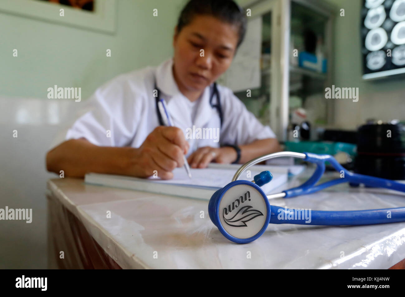 Freie Gesundheit Klinik laufen durch die Franziskaner Missionsschwestern von Maria. Medizinische Beratung. Vietnamesischen Arzt mit Stethoskop. Stockfoto