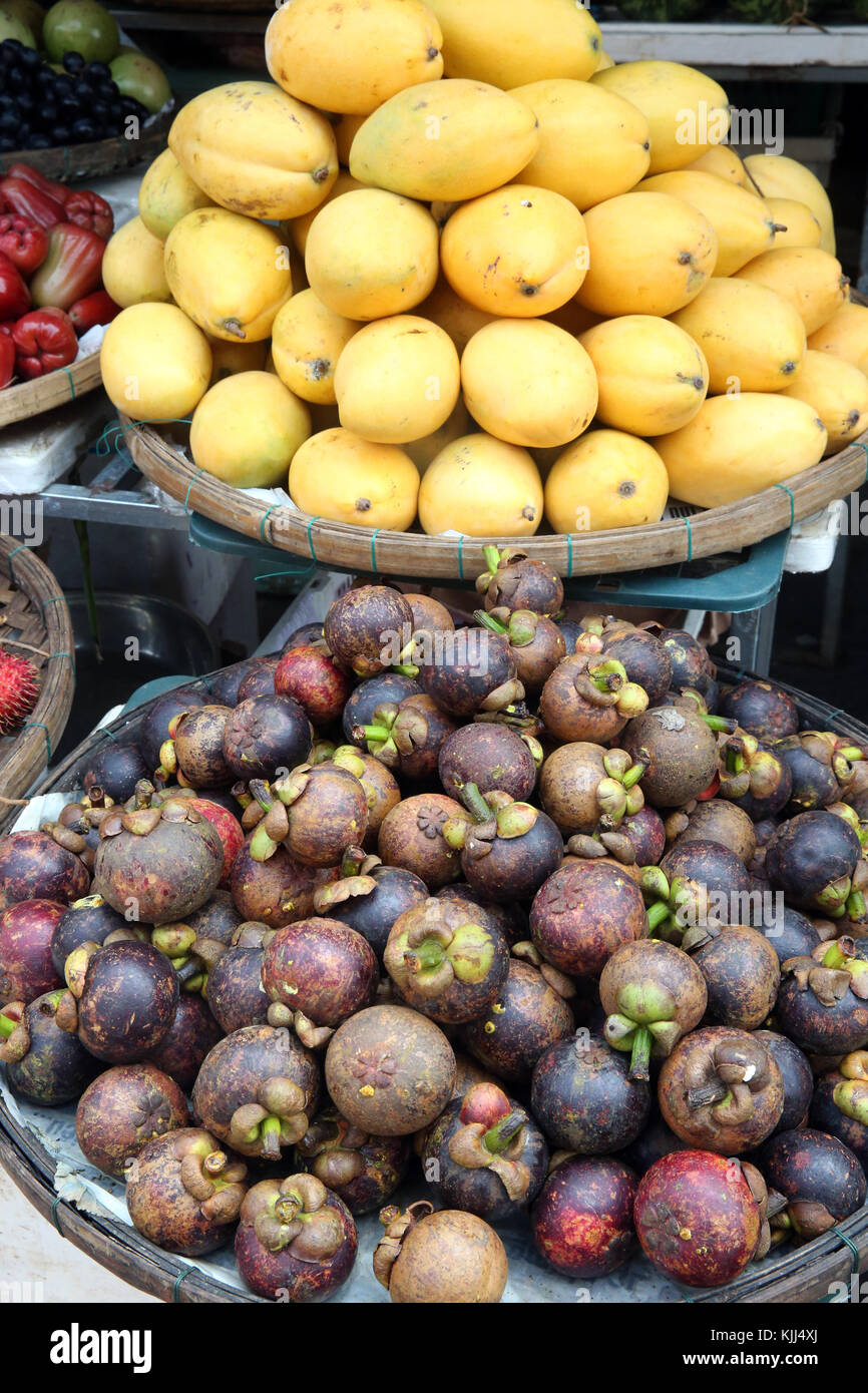 Mangostanfrüchte und Mangos für Verkauf an den Markt. Hoi An. Vietnam. Stockfoto
