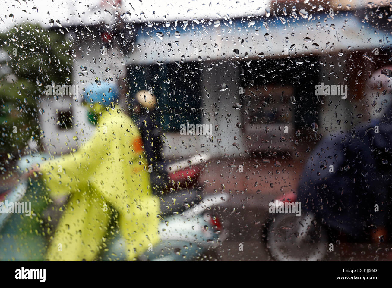 Schwere Monsunregen. Motorräder auf Saigon Straße. Ho Chi Minh City. Vietnam. Stockfoto