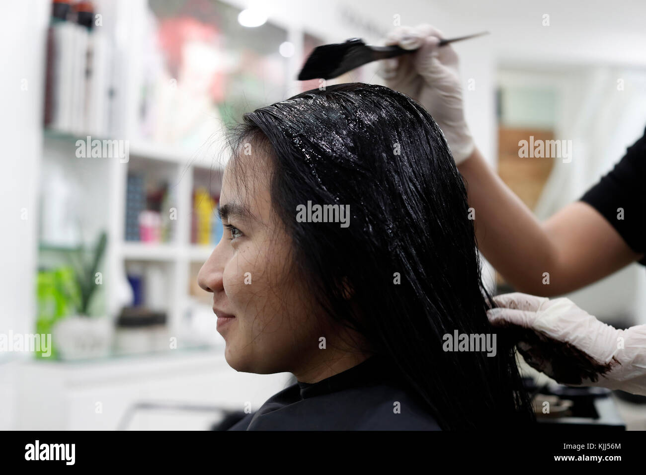 Eine Frau Client in ihr Haar in einem Friseursalon gefärbt. Ho Chi Minh City. Vietnam. Stockfoto