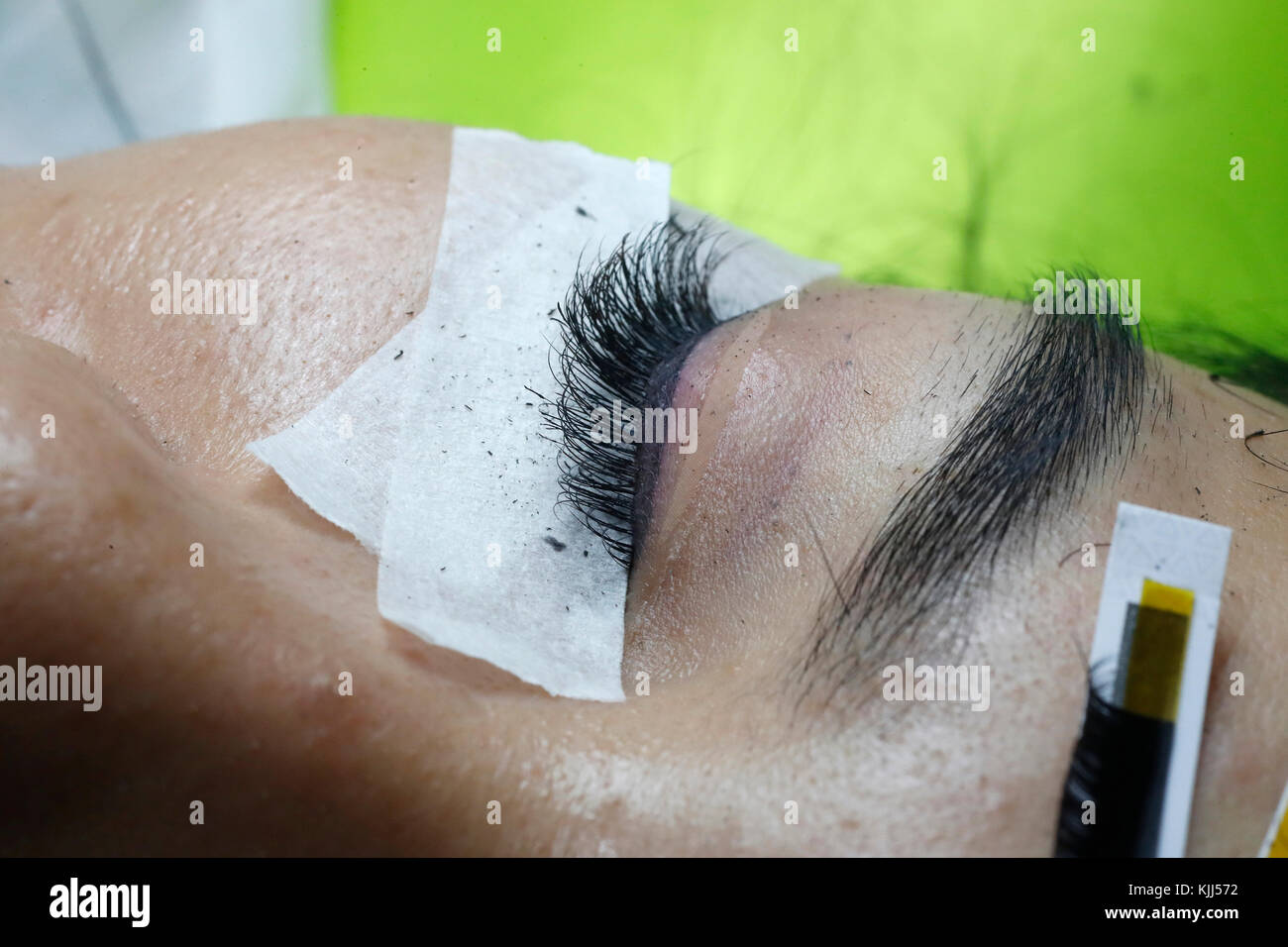 Vietnamesische Beauty Salon. Kosmetikerin Anwendung verlängert die Wimpern zu Frau. Ho Chi Minh City. Vietnam. Stockfoto