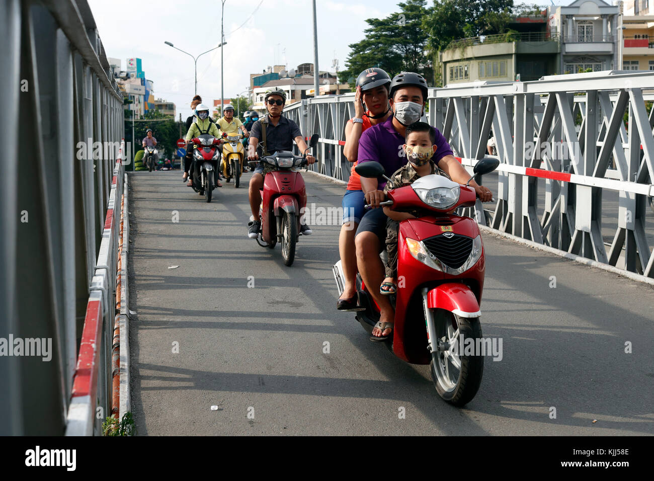 Vietnamesische vietnamesische Familie auf Motorrad. Straßenverkehr. Ho Chi Minh City. Vietnam. Stockfoto