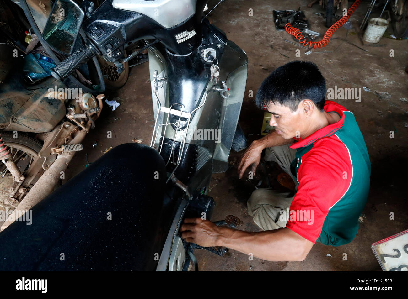 Mechanische Instandsetzung Motorrad auf lokaler Garage. Kon Tum. Vietnam. Stockfoto