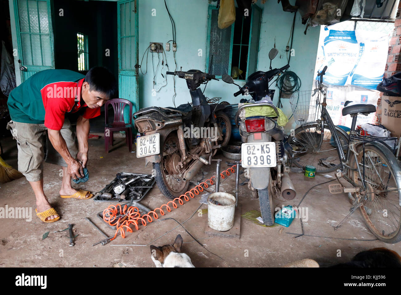 Mechanische Instandsetzung Motorrad auf lokaler Garage. Kon Tum. Vietnam. Stockfoto