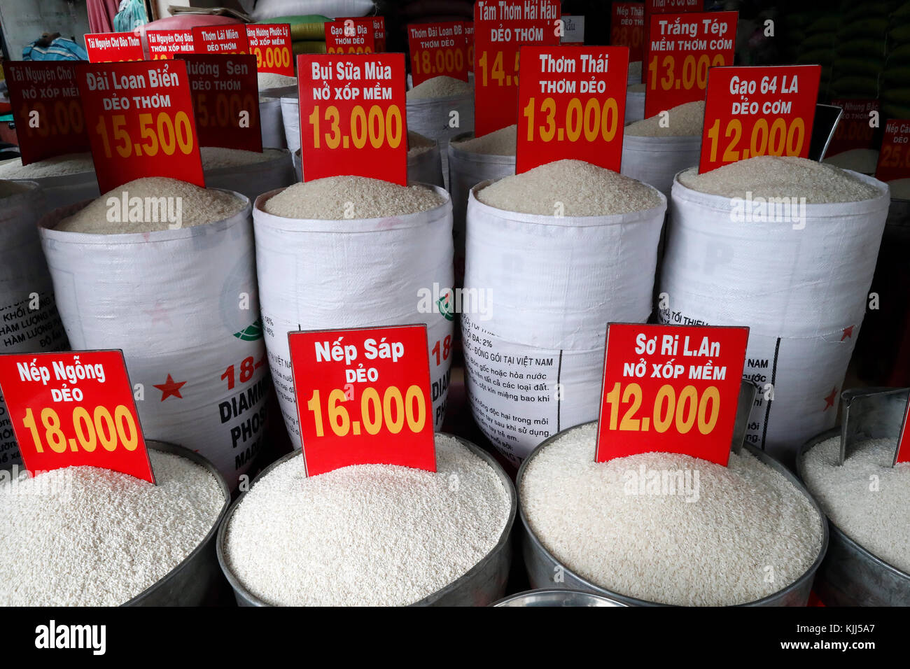 Preis von weißem Reis pro Kilogramm in Vietnam Dong. Ho Chi Minh City. Vietnam. Stockfoto