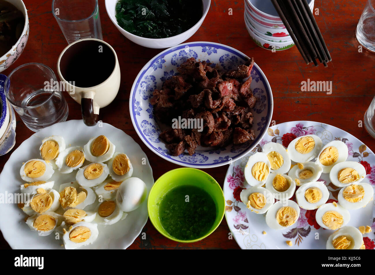 Vietnamesisch essen. Eier und Fleisch. Kon Tum. Vietnam. Stockfoto