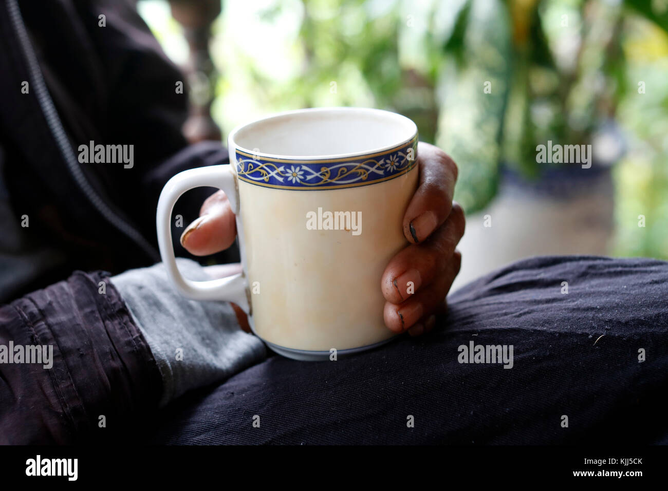 Bahnar (Ba Na) ethnische Gruppe. Mann, trinken eine Tasse Kaffee. Kon Tum. Vietnam. Stockfoto