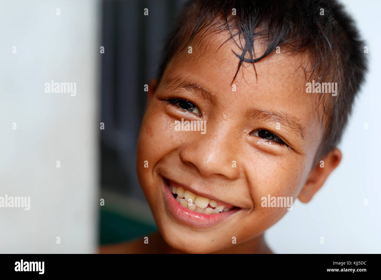 Bahnar (Ba Na) ethnische Gruppe. Junge lächelnd. Kon Tum. Vietnam. Stockfoto