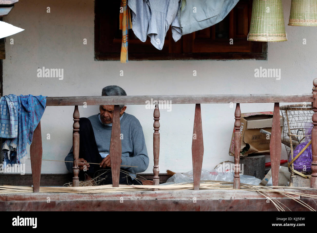 Bahnar (Ba Na) ethnische Gruppe. Alter Mann das Zeichnen auf Holz. Kon Tum. Vietnam. Stockfoto