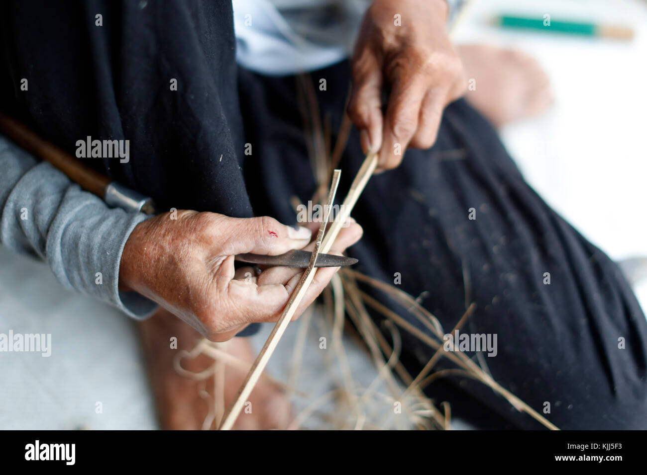 Bahnar (Ba Na) ethnische Gruppe. Alter Mann das Zeichnen auf Holz. Kon Tum. Vietnam. Stockfoto